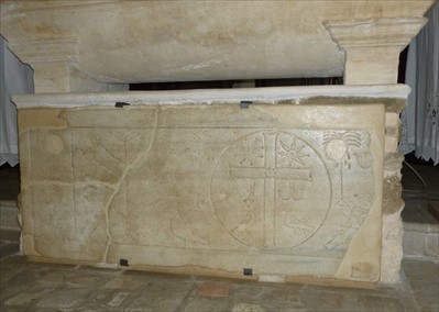 Tomba marmorea vuota che conservò, per un periodo breve, i sacri resti mortali di San Matteo