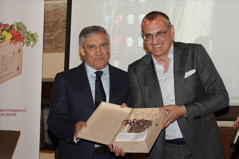 Il dg Antonio Marino premiato dal sindaco di Eboli, Massimo Cariello