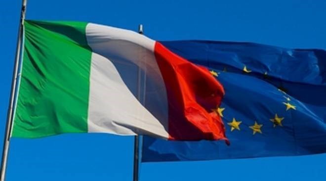 Bandiera italiana e bandiera europea