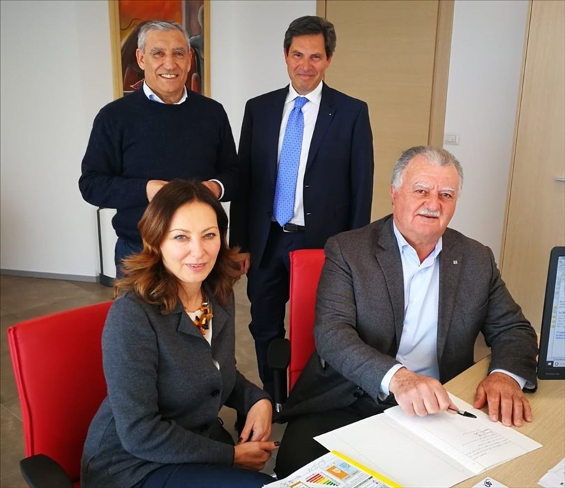 Firma acquisto locale ad Agropoli sottoscritto dal presidente della Bcc di Aquara Luigi Scorziello alla presenza del direttore generale della Banca di Credito Cooperativo di Aquara Antonio Marino