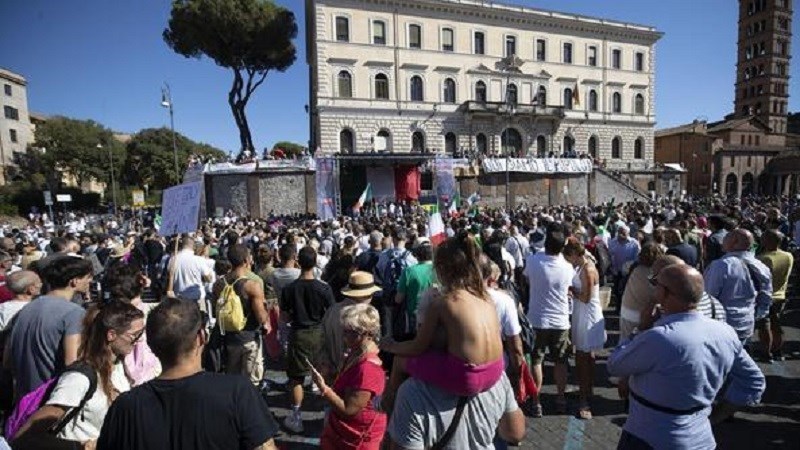 Negazionisti, no mask, sovranisti e sindacati in piazza a Roma