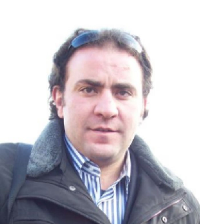 Roberto Scola, Docente di Lettere e cultore di giornalismo e comunicazione di massa.