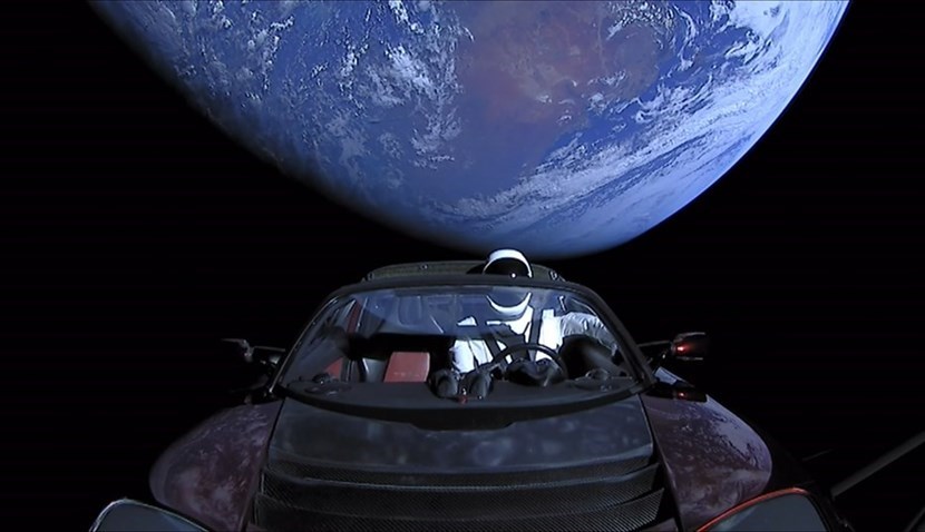 Il veicolo elettrico Tesla Roadtester nello spazio.