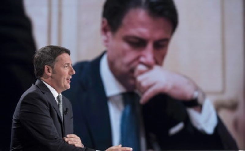 Matteo Renzi e Giuseppe Conte (sullo sfondo)