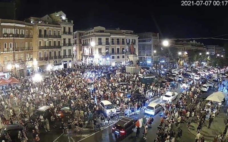 Festeggiamenti in piazza a Cagliari, tra euforia e violenza