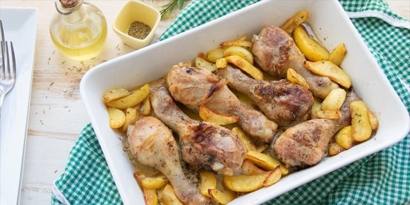 Cosce di pollo al forno con le patate