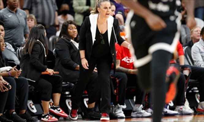 WNBA, Becky Hammon Coach of the Year 2022: "Orgogliosa del mio lavoro"