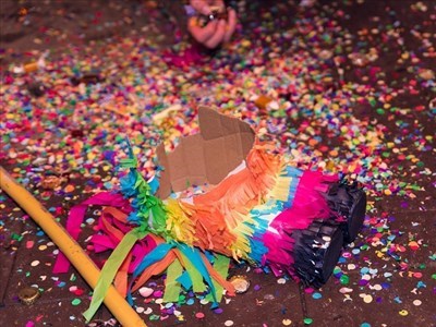 La piñata, un'esplosione di felicità