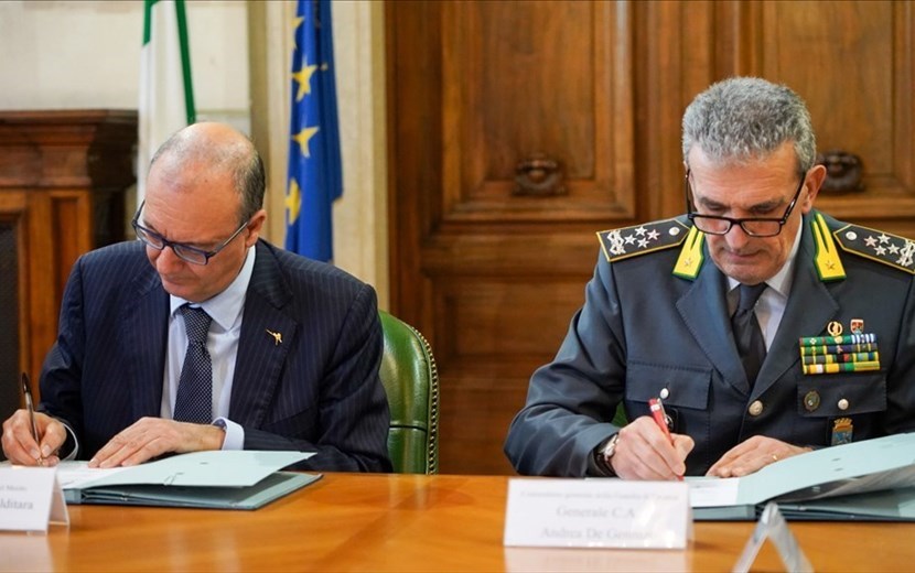 Il Ministro del MIM, Giuseppe Valditara e il Comandante Generale della Guardia di finanza Andrea De Gennaro, firmano il Protocollo d'Intesa per il contrasto ai "diplomifici"