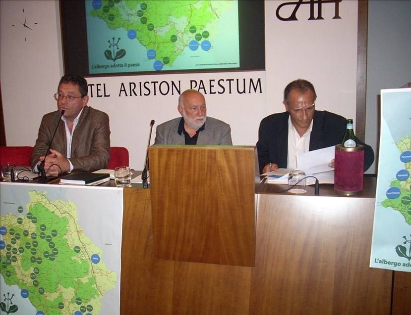 Da sinistra ... Angelo De Vita, Domenico De Masi e Bartolo Scandizzo durante un incontro con gli albergatori di Paestum