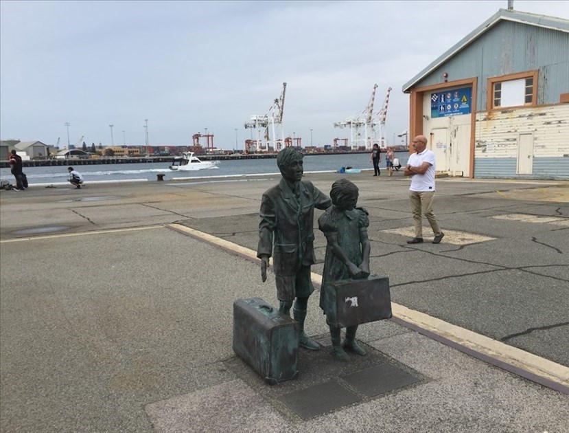 Statua deditata ai migranti sul porto di Phert Australia